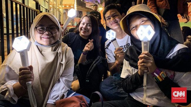 Ratusan penggemar boyband EXO berbondong-bondong mengantre sejak subuh bahkan dini hari demi menonton sang idola di malam puncak perayaan HUT 18 Transmedia.