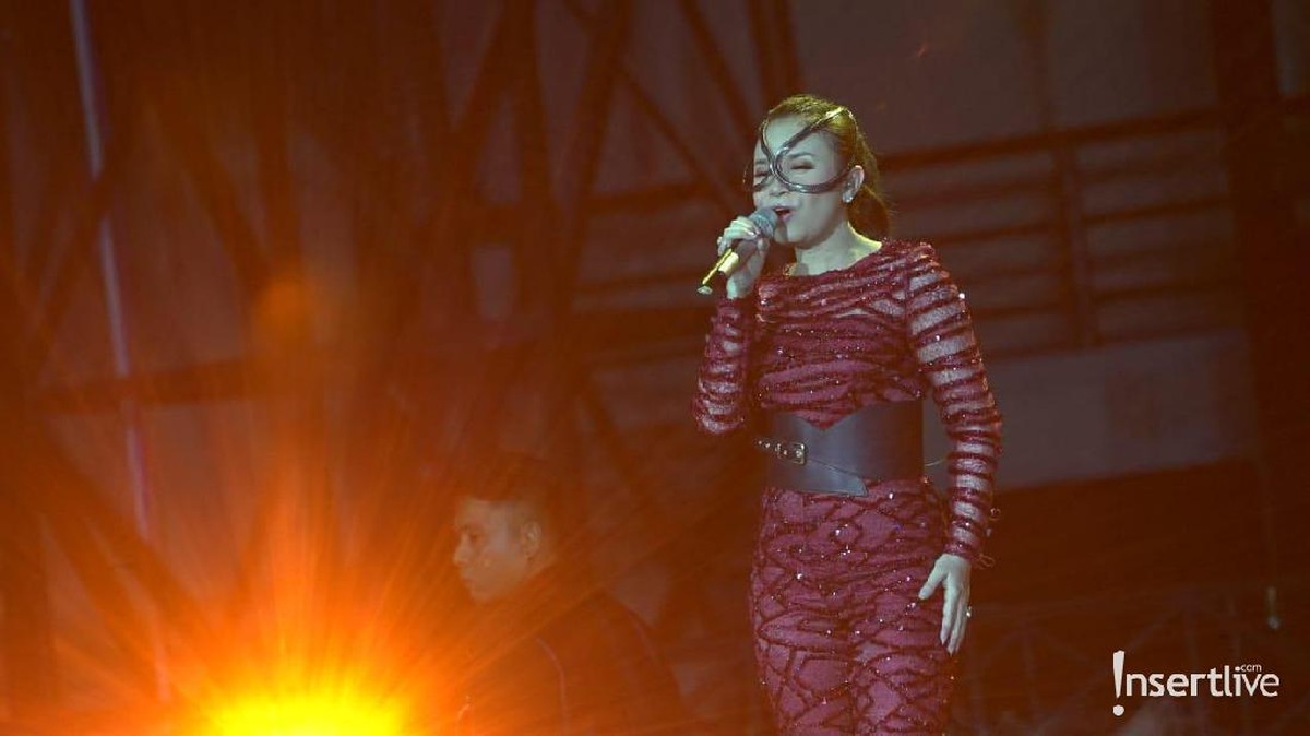 Rossa menjadi salah satu penyanyi Tanah Air yang mengisi pagelaran HUT Transmedia ke-18&period; Aksi Panggung Rossa sangat mengagumkan&period;