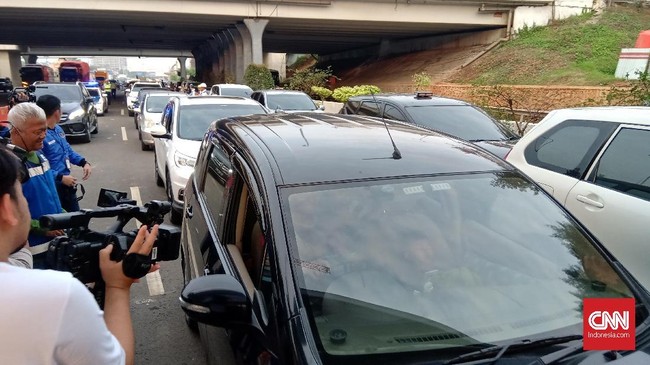 Jalan tol layang Jakarta-Cikampek (Japek II) akan diberlakukan gratis mulai hari ini hingga libur natal dan tahun baru nanti.