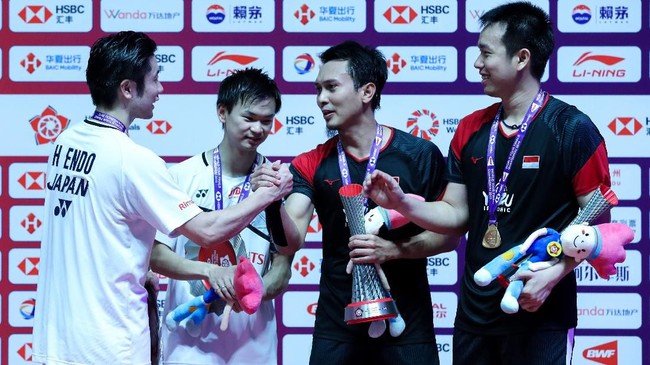 Netizen Indonesia meluapkan perasaan terharu di media sosial usai Mohammad Ahsan/Hendra Setiawan juara BWF World Tour Finals 2019.