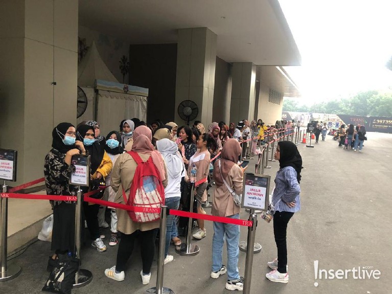 Antusiasme Para EXO-L di Hari Kedua HUT Ke-18 Transmedia HUT ke-18 Transmedia hari kedua akan digelar nanti malam, Minggu (15/12). Namun, penggemar EXO sudah memadati lokasi sejak pagi tadi.