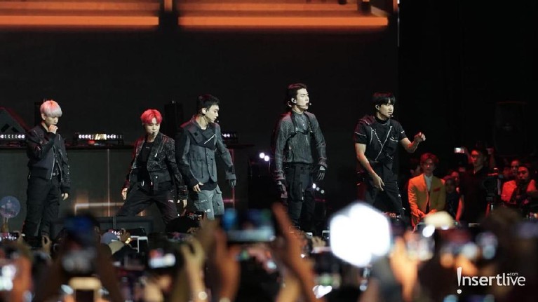 Di penampilan pertamanya untuk HUT Transmedia ke-18, EXO membawakan dua lagu, Love Shot dan Ooh La La La.