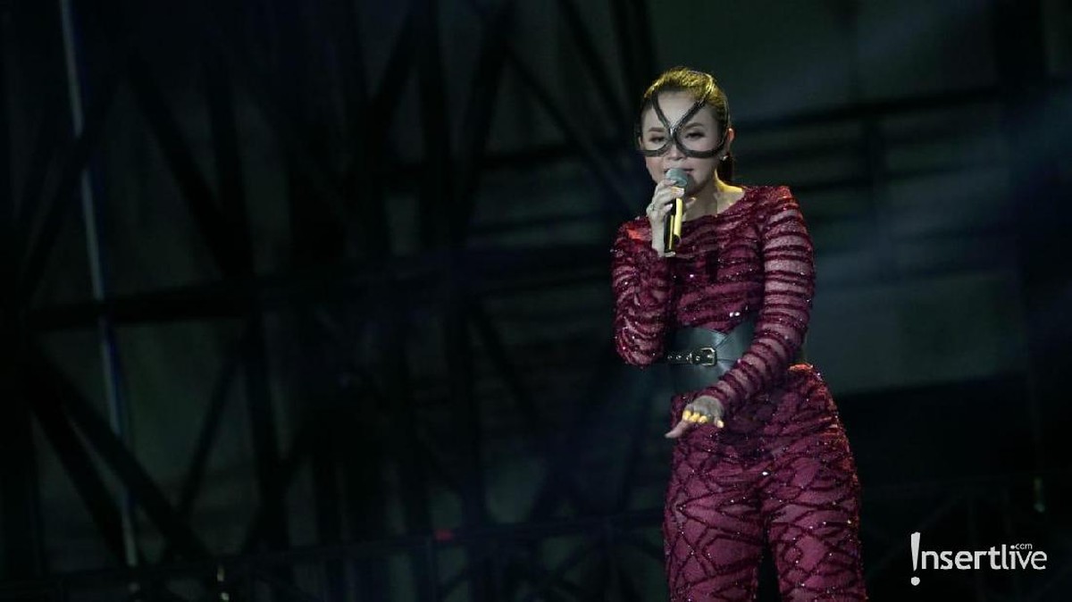 Rossa menjadi salah satu penyanyi Tanah Air yang mengisi pagelaran HUT Transmedia ke-18&period; Aksi Panggung Rossa sangat mengagumkan&period;