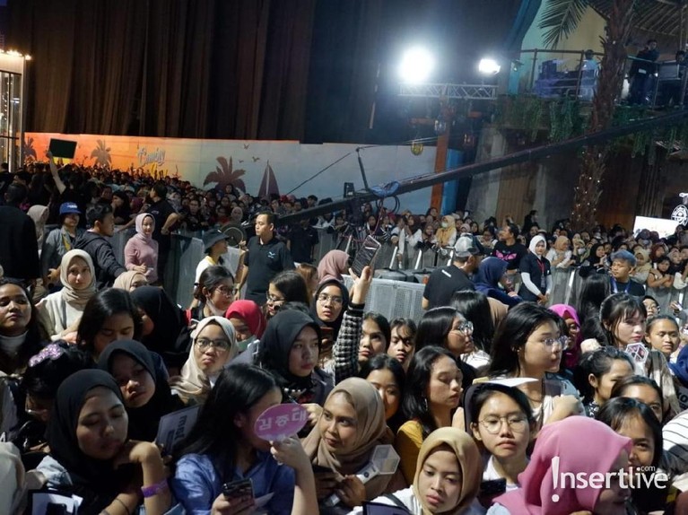 Ribuan EXO-L sudah mulai memadati lokasi konser HUT Transmedia ke-18. Para penggemar EXO terdengar histeris kala nama idolanya dipanggil satu per satu.