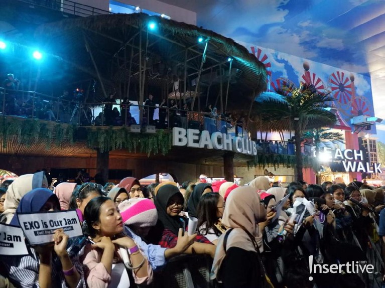 Ribuan EXO-L sudah mulai memadati lokasi konser HUT Transmedia ke-18. Para penggemar EXO terdengar histeris kala nama idolanya dipanggil satu per satu.