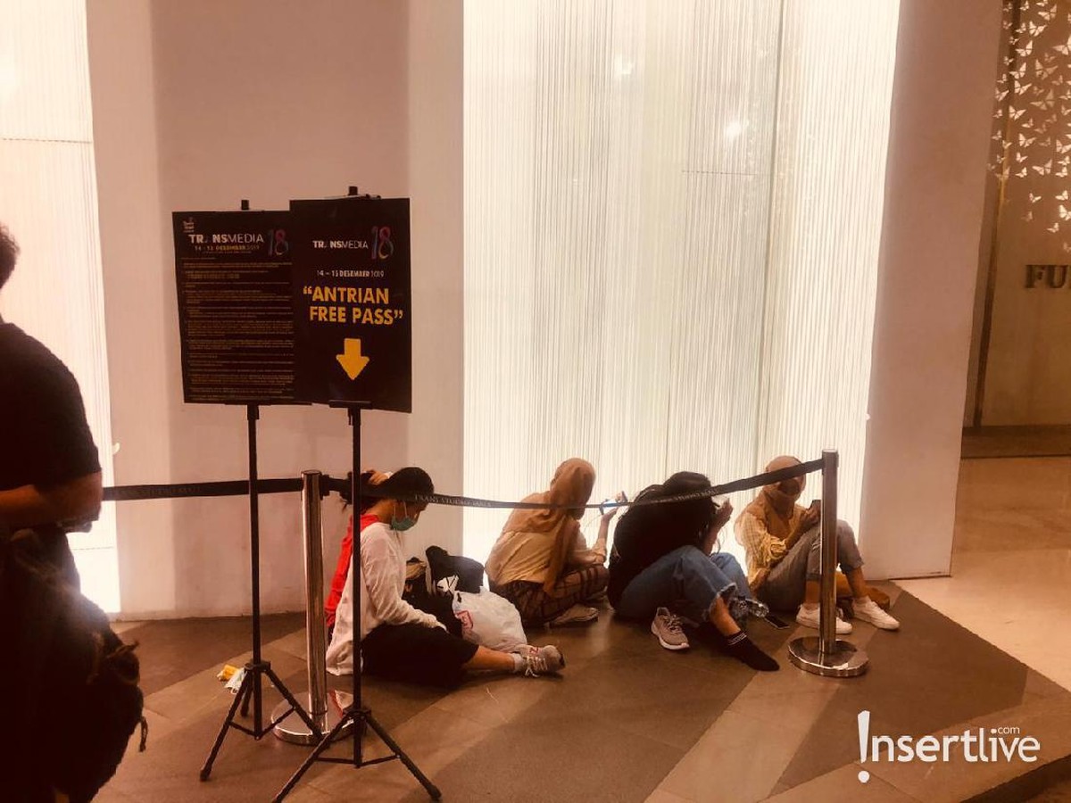 HUT ke-18 Transmedia hari kedua akan digelar nanti malam&comma; Minggu &lpar;15&sol;12&rpar;&period; Namun&comma; penggemar EXO sudah memadati lokasi sejak pagi tadi&period;