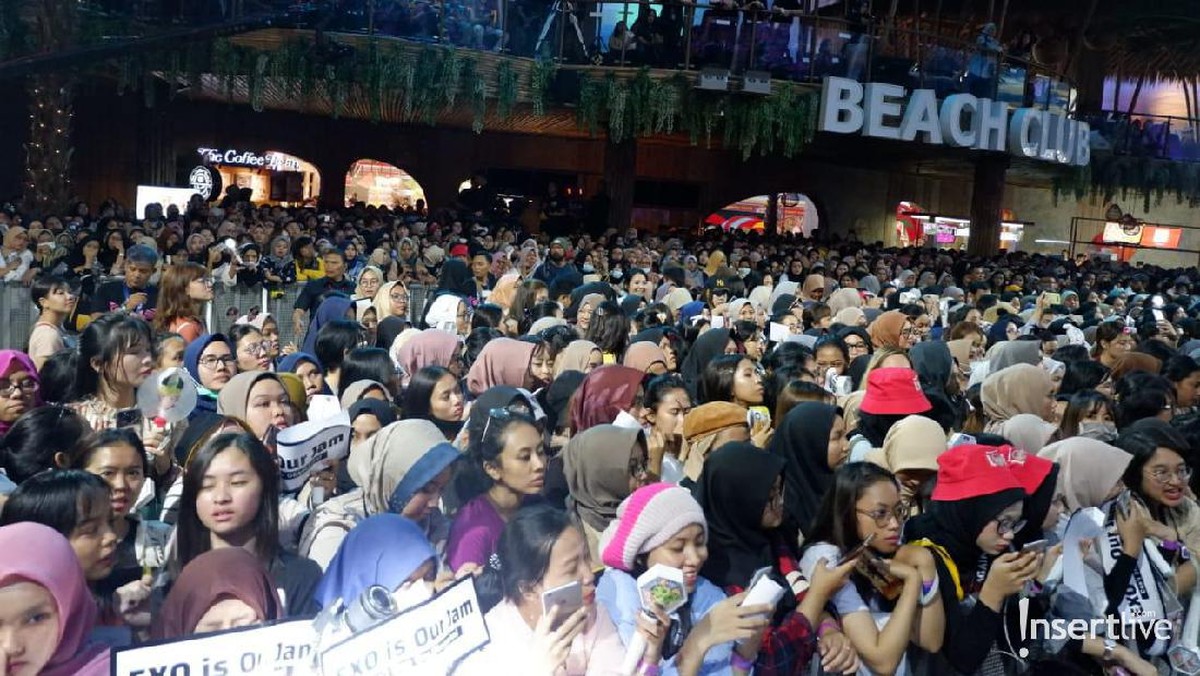 Ribuan EXO-L sudah mulai memadati lokasi konser HUT Transmedia ke-18&period; Para penggemar EXO terdengar histeris kala nama idolanya dipanggil satu per satu&period;