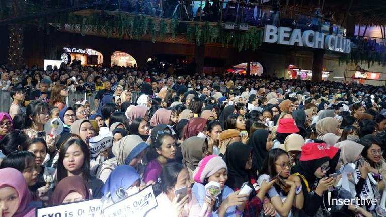 Ribuan EXO-L sudah mulai memadati lokasi konser HUT Transmedia ke-18. Para penggemar EXO terdengar histeris kala nama idolanya dipanggil satu per satu.