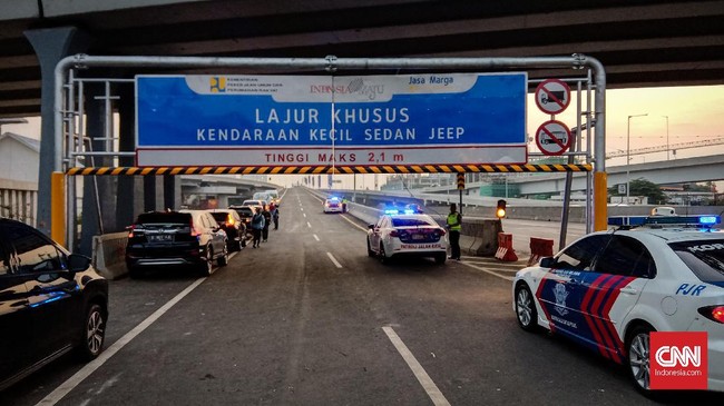 Jalan Tol Layang Jakarta-Cikampek (Japek II) resmi beroperasi pada pukul 06.00 WIB 15 Desember 2019. Puluhan mobil telah diperbolehkan melewati tol layang ini.