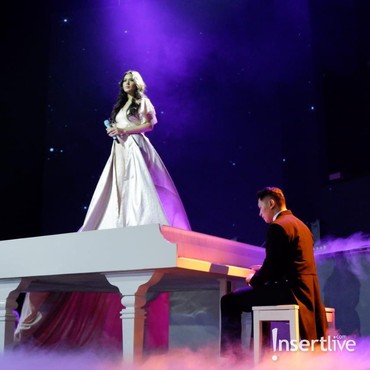 Nyanyi 'Kali Kedua' Diiringi Piano, Raisa Buat Penonton HUT Transmedia Baper