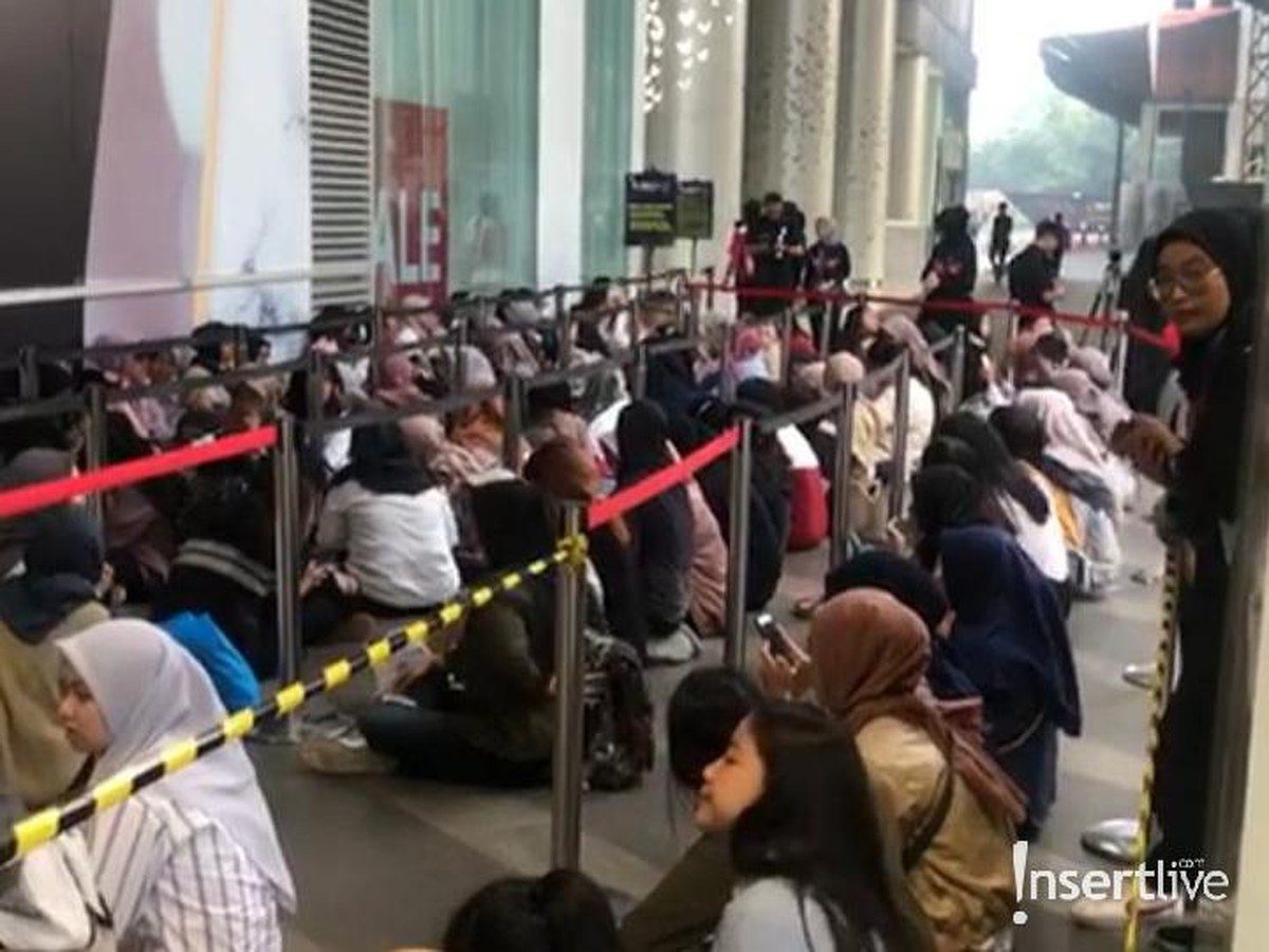 HUT ke-18 Transmedia hari kedua akan digelar nanti malam&comma; Minggu &lpar;15&sol;12&rpar;&period; Namun&comma; penggemar EXO sudah memadati lokasi sejak pagi tadi&period;