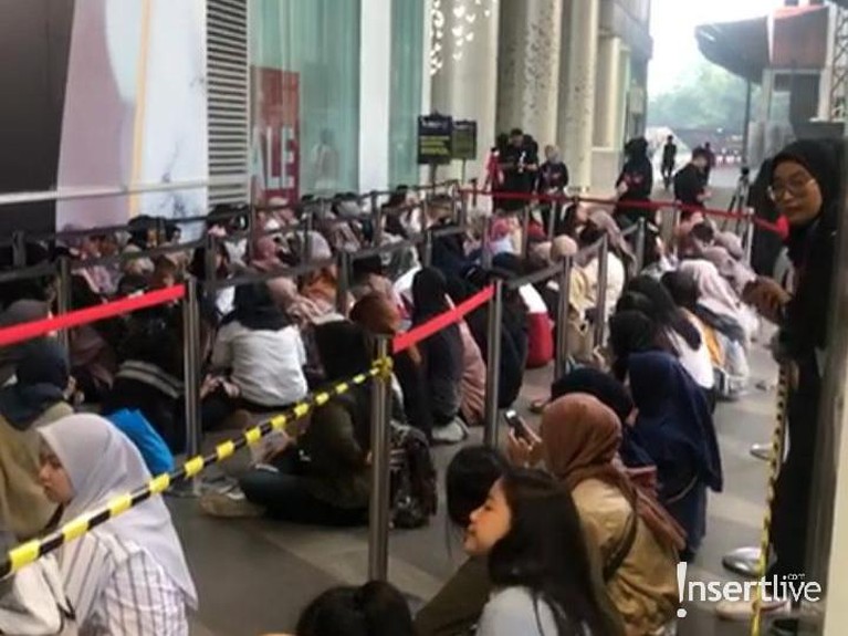 HUT ke-18 Transmedia hari kedua akan digelar nanti malam, Minggu (15/12). Namun, penggemar EXO sudah memadati lokasi sejak pagi tadi.