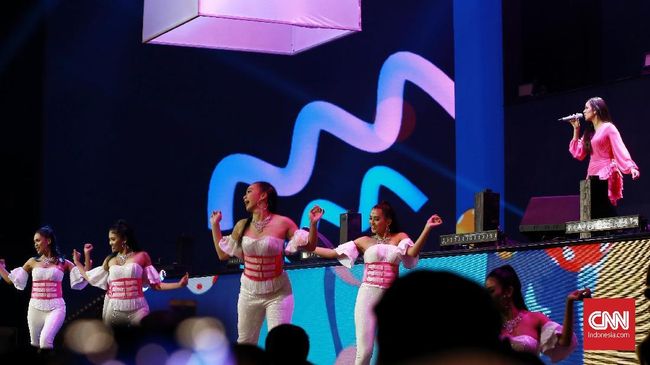 Dua solois wanita, Bunga Citra Lestari dan Raisa berkolaborasi menampilkan Adu Rayu di panggung utama perayaan HUT ke-18 Transmedia.