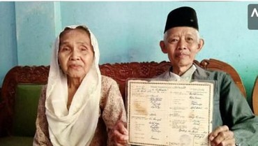Kehidupan Romantis Kakek & Nenek yang Mesra di KA Prameks Bikin Baper
