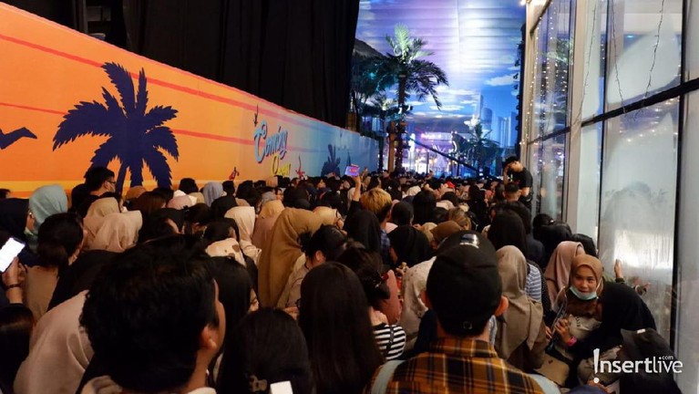 Ribuan EXO-L sudah mulai memadati lokasi konser HUT Transmedia ke-18. Para penggemar EXO terdengar histeris kala nama idolanya dipanggil satu per satu.