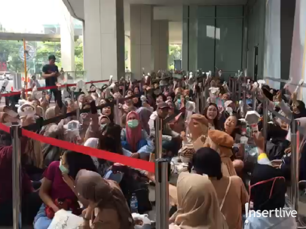 HUT ke-18 Transmedia hari kedua akan digelar nanti malam&comma; Minggu &lpar;15&sol;12&rpar;&period; Namun&comma; penggemar EXO sudah memadati lokasi sejak pagi tadi&period;