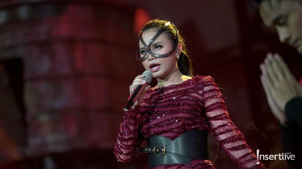 Rossa menjadi salah satu penyanyi Tanah Air yang mengisi pagelaran HUT Transmedia ke-18&period; Aksi Panggung Rossa sangat mengagumkan&period;