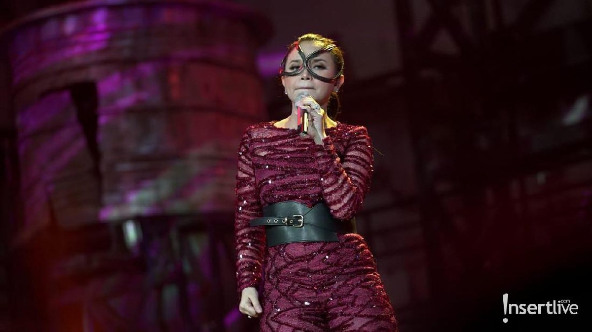 Rossa menjadi salah satu penyanyi Tanah Air yang mengisi pagelaran HUT Transmedia ke-18&period; Aksi Panggung Rossa sangat mengagumkan&period;