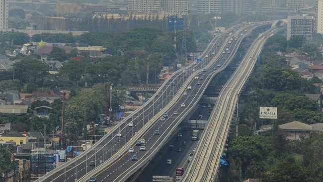 Tol layang Japek II yang memiliki dua lajur ini punya struktur jalan bergelomban bila diamati dari kejauhan.