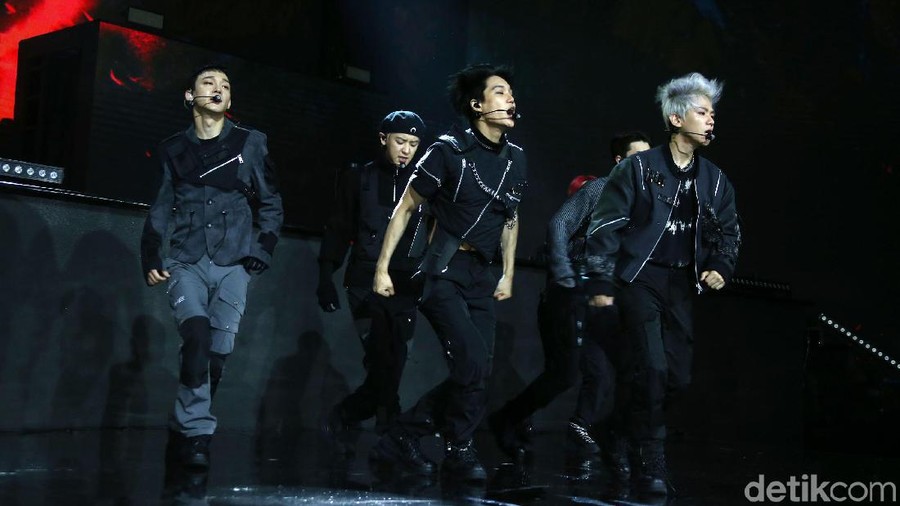 EXO memeriahkan HUT ke-18 Transmedia di Trans Studio Cibubur, Minggu (15/12). Keenam member pun sukses menampilkan karisma mereka yang membuat fans menjerit.