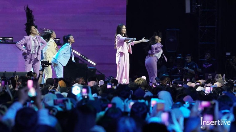 Raisa, BCL, Ayu Ting Ting hingga Marcell di HUT Transmedia Raisa, Bunga Citra Lestari, Ayu Ting Ting dan Marcell menjadi penyanyi yang juga mengisi kemeriahaan HUT Transmedia ke-18.