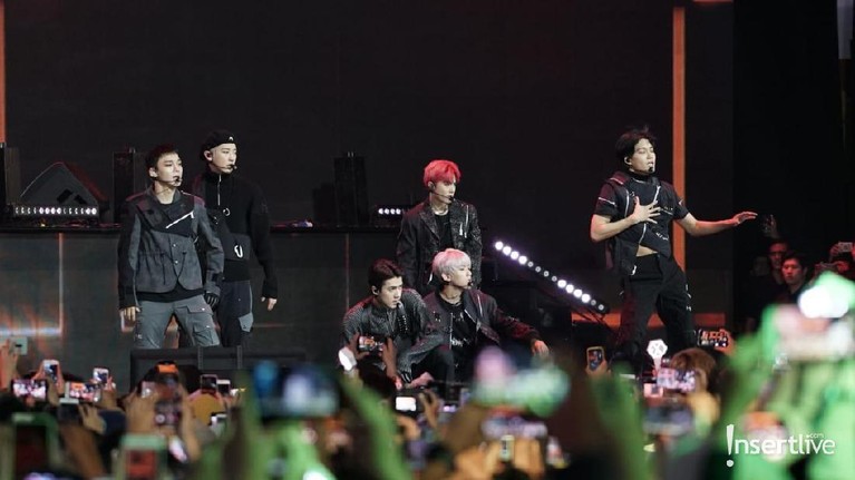 Di penampilan pertamanya untuk HUT Transmedia ke-18, EXO membawakan dua lagu, Love Shot dan Ooh La La La.