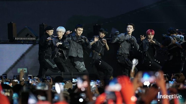 Di penampilan pertamanya untuk HUT Transmedia ke-18, EXO membawakan dua lagu, Love Shot dan Ooh La La La.