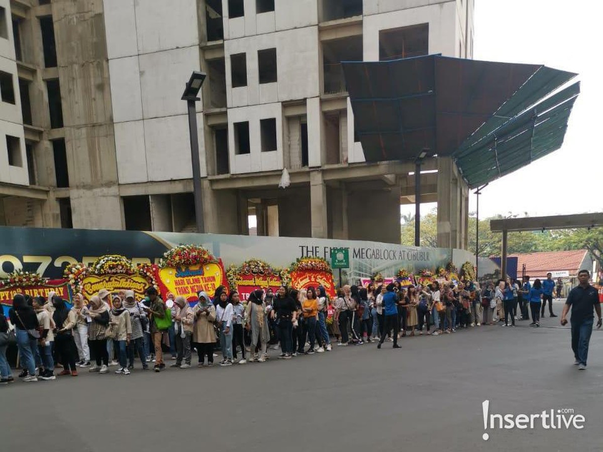 HUT ke-18 Transmedia hari kedua akan digelar nanti malam&comma; Minggu &lpar;15&sol;12&rpar;&period; Namun&comma; penggemar EXO sudah memadati lokasi sejak pagi tadi&period;