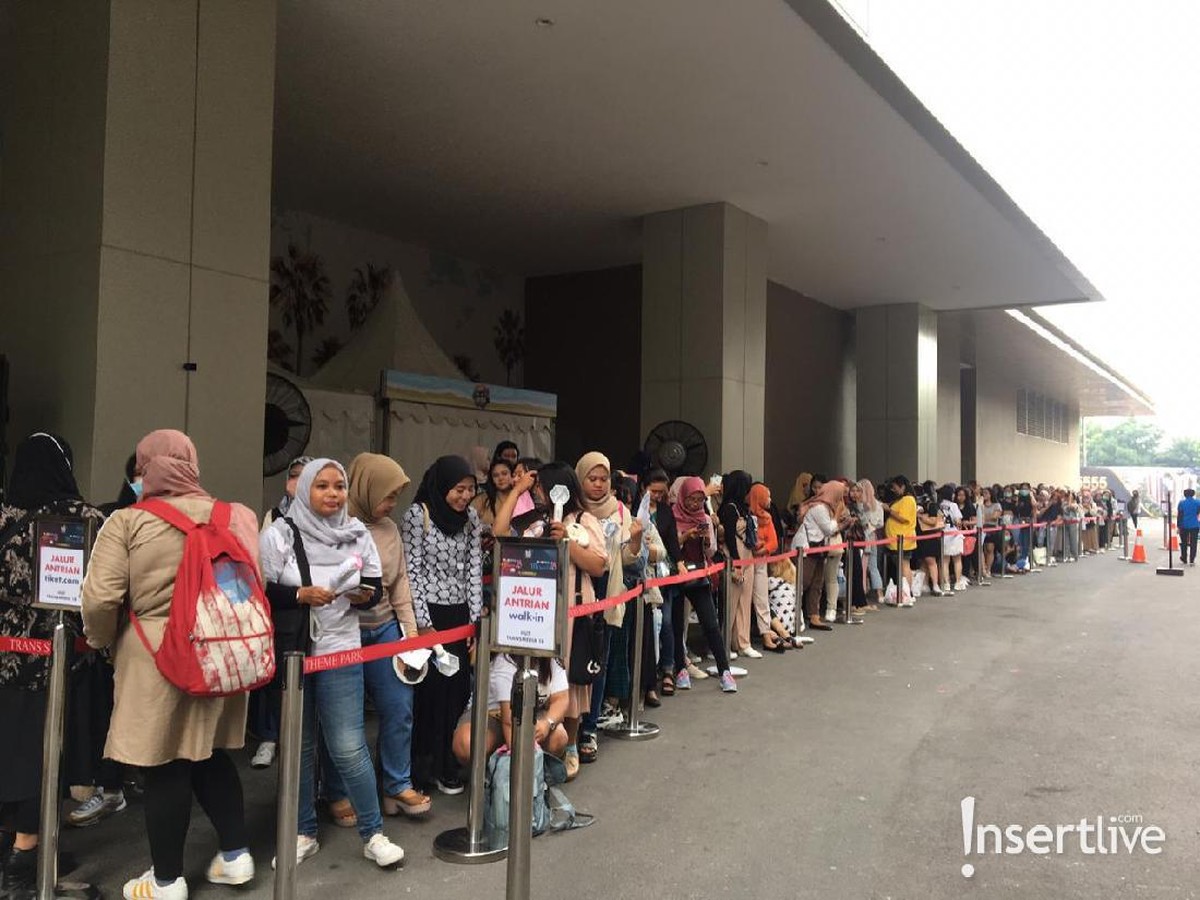 HUT ke-18 Transmedia hari kedua akan digelar nanti malam&comma; Minggu &lpar;15&sol;12&rpar;&period; Namun&comma; penggemar EXO sudah memadati lokasi sejak pagi tadi&period;