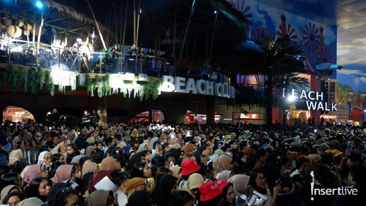 Ribuan EXO-L sudah mulai memadati lokasi konser HUT Transmedia ke-18&period; Para penggemar EXO terdengar histeris kala nama idolanya dipanggil satu per satu&period;