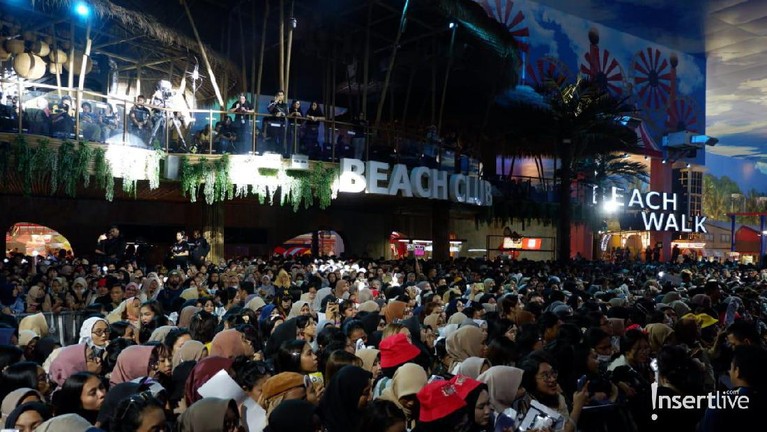 Histeris, Ribuan EXO-L Padati Trans Studio Cibubur Ribuan EXO-L sudah mulai memadati lokasi konser HUT Transmedia ke-18. Para penggemar EXO terdengar histeris kala nama idolanya dipanggil satu per satu.