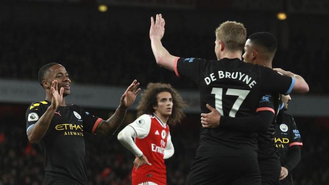 Man City Unggul 3-0 atas Arsenal di Babak Pertama Manchester City unggul 3-0 atas Arsenal pada babak pertama yang berlangsung di Stadion Emirates, London, Minggu (15/12) malam WIB.