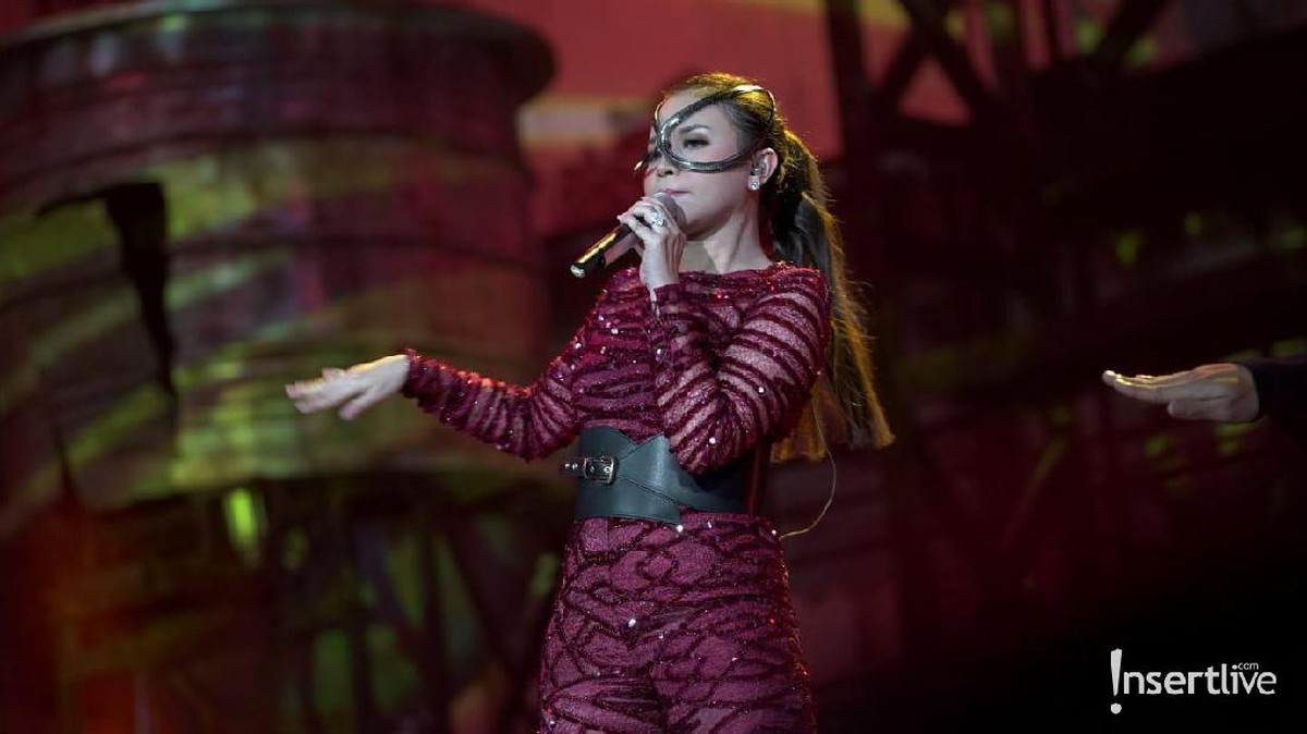 Rossa menjadi salah satu penyanyi Tanah Air yang mengisi pagelaran HUT Transmedia ke-18&period; Aksi Panggung Rossa sangat mengagumkan&period;