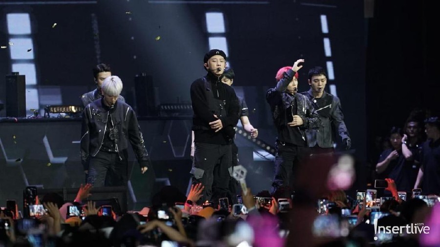 EXO bawakan lagu Smile on My Face di HUT Transmedia ke-18.