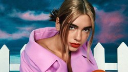 Gaun Rp98,5 Juta Dua Lipa Disebut Mirip Baju Tidur