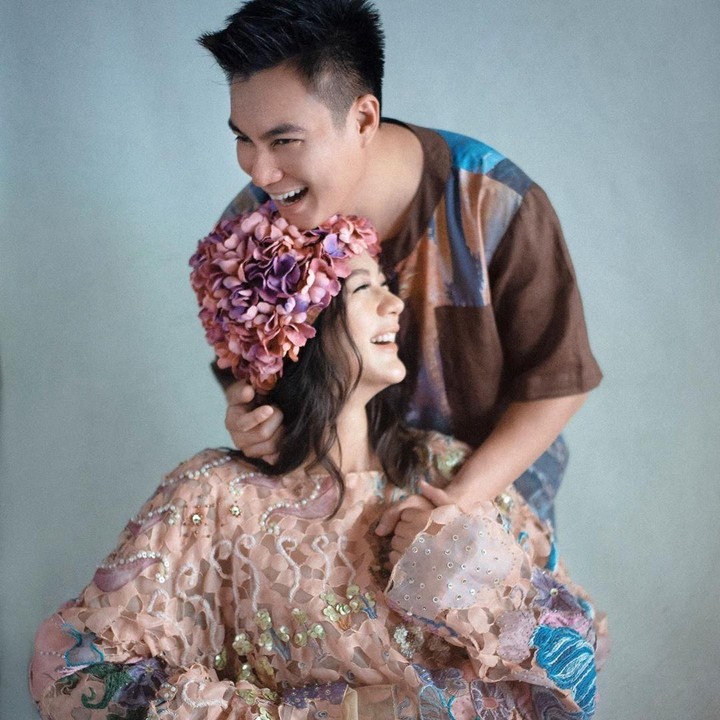 <p>Flower headpices bernuansa pink menambah cantik Paula saat maternity shoot dengan sang suami, Baim Wong. (Foto: Instagram @dierabachir)</p>