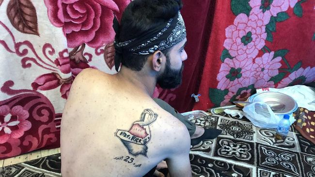 Anak-anak muda di Irak mulai merajah tubuhnya demi mengenang aksi pergerakan yang terjadi di negaranya.