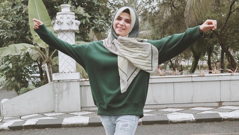 Potret Rosmanizar yang tengah diisukan sudah dinikai oleh mantan calon suami Vanessa Angel, Didi Mahardika.