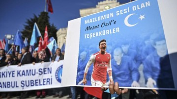 Mesut Ozil diklaim menuding kepentingan komersial di China ikut mempengaruhi keputusan Arsenal mencoretnya dari daftar pemain di Liga Inggris.