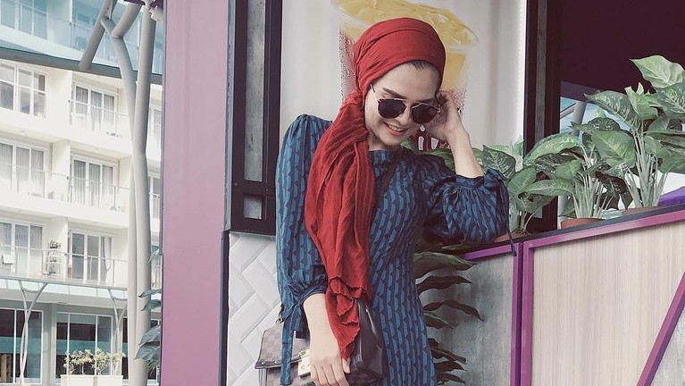 Potret Rosmanizar yang tengah diisukan sudah dinikai oleh mantan calon suami Vanessa Angel, Didi Mahardika.