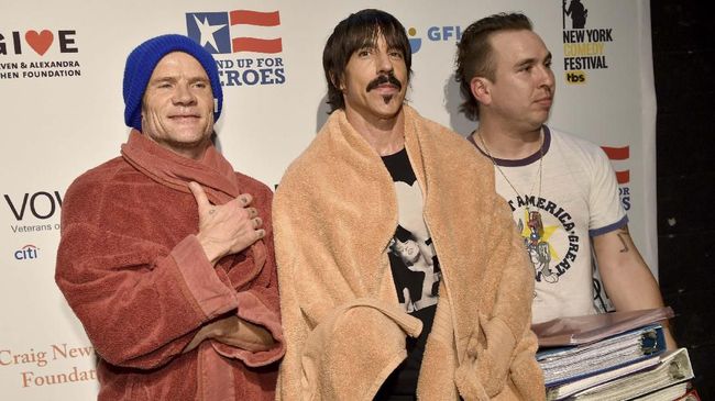 Gitariis Red Hot Chili Peppers Josh Klinghoffer digantikan oleh John Frusciante, yang pernah membantu dalam 'Blood Sugar Sex Magik' sampai 'Stadium Arcadium'.