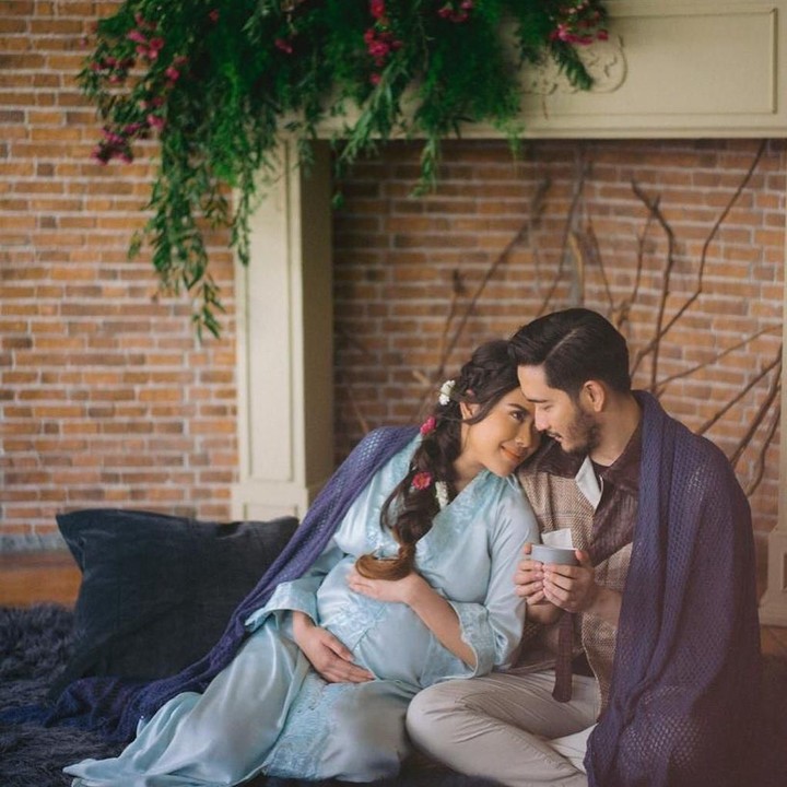 <p>Dalam foto lain, Syahnaz tampak anggun mengenakan dress berwarna biru. Sedangkan Jeje terlihat memakai baju berwarna coklat dengan celana cream. Syahnaz dan Jeje memilih pose duduk saling bertatapan. Pose sederhana yang membuat fotonya terlihat bercerita.  (Foto: Instagram @dierabachir)  </p>
