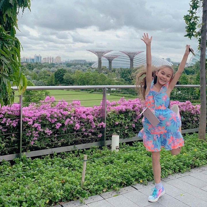 Chloe terlihat anggun dengan dress bermotif bunga seperti ini ya, Bun. Serasi juga dengan latar belakang pemandangannya. (Foto: Instagram @melaney_ricardo)