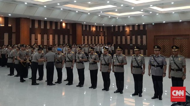 Salah satu perwira tinggi Polri nan menerima kenaikan pangkat setingkat lebih tinggi ialah Ahmad Luthfi.