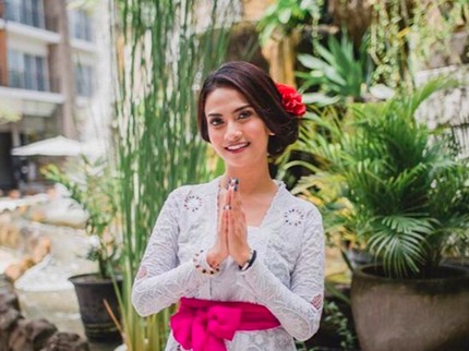 Vanessa Angel Diisukan Nikah, Ini Penampilan Sederhananya Berkebaya Putih