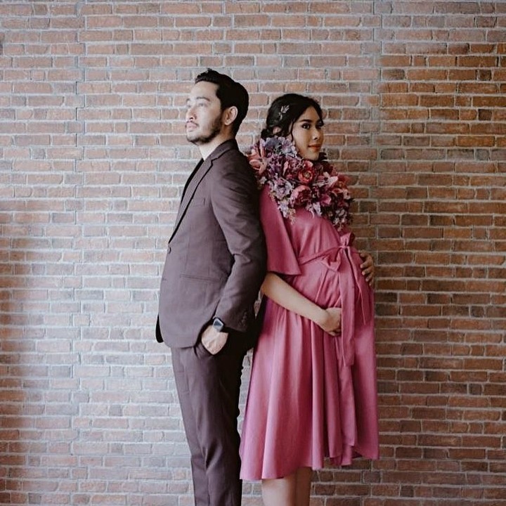 <p>Syahnaz dan Jeje juga mencoba pose saling membelakangi nih, Bun. Syahnaz yang tampak samping pun percaya diri memperlihatkan perut yang mengandung janin kembar. (Foto: Instagram @dierabachir)</p>