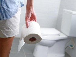 Bikin Tantangan Jorok Soal Corona, Wanita Ini Jilati Dudukan Toilet