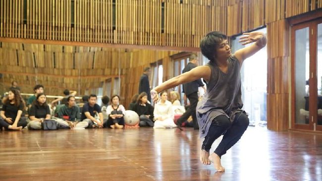 Garin Nugroho kembali menggandeng Rianto, penari inspirasi film Kucumbu Tubuh Indahku dalam pementasan terbaru bertajuk Planet - Sebuah Lament.