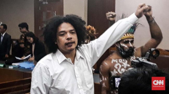 Majelis Hakim Pengadilan Negeri Jakarta Pusat menunda sidang perdana dengan agenda pembacaan dakwaan terhadap enam tahanan politik Papua, Surya Anta Cs.