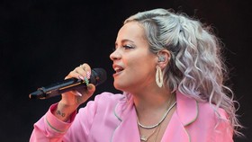 Lily Allen Luncurkan Alat Bantu Seks